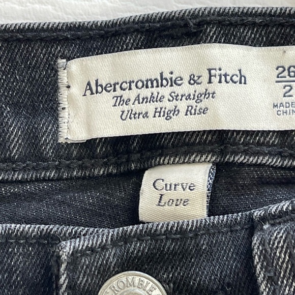 Abercrombie & Fitch Curve Love Ultra High Rise Ankle Straight Jeans - Black. - Picture 5 of 13